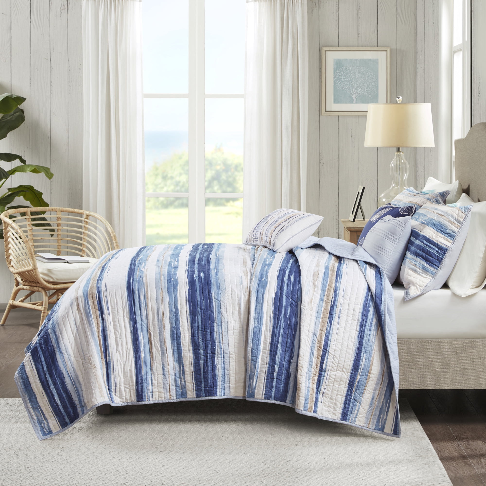 Madison Park Marina 6 Piece Printed Quilt Set with Throw Pillows in Blue
