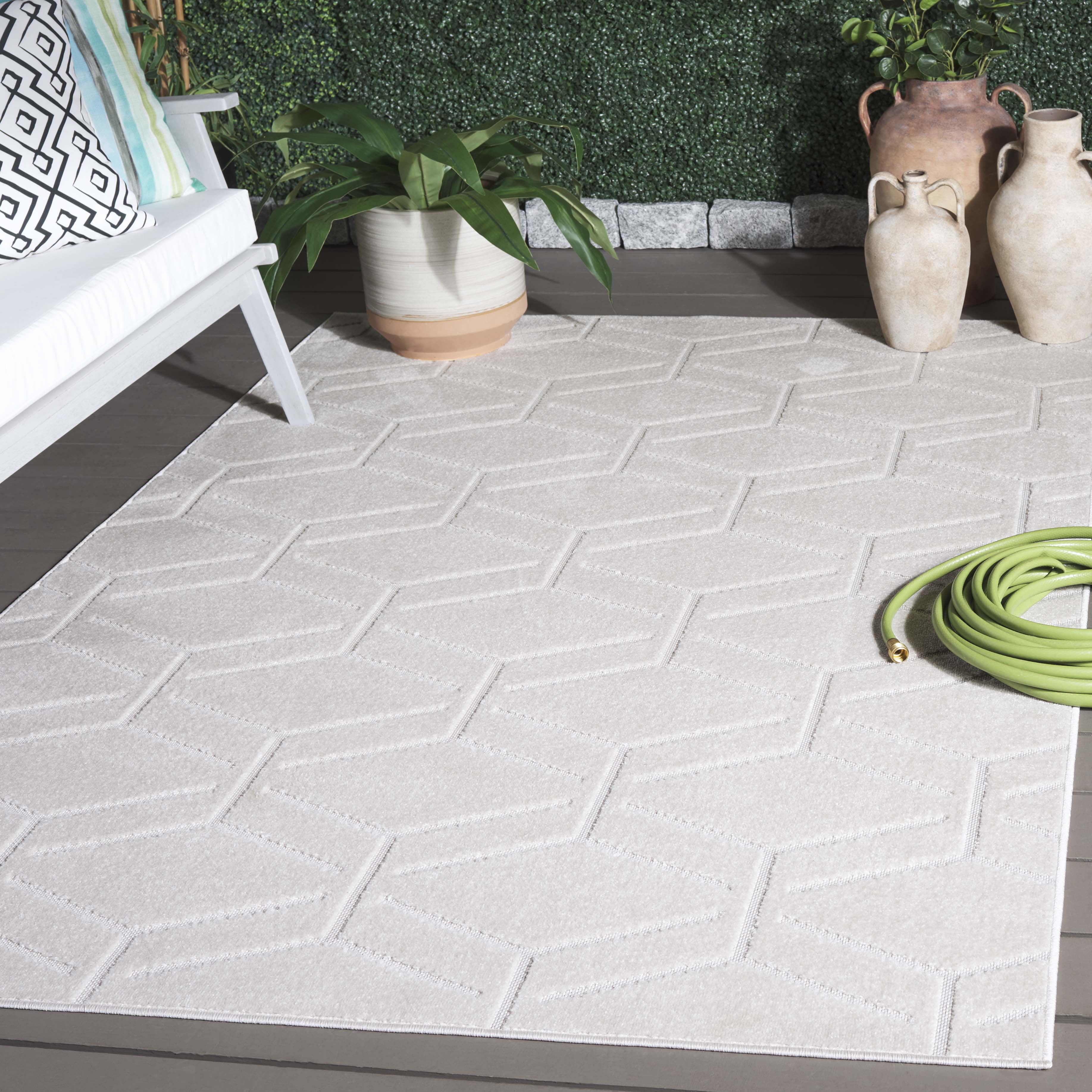SAFAVIEH Stella Ruadhan Geometric Indoor/Outdoor Area Rug, Ivory, 4' x 6'