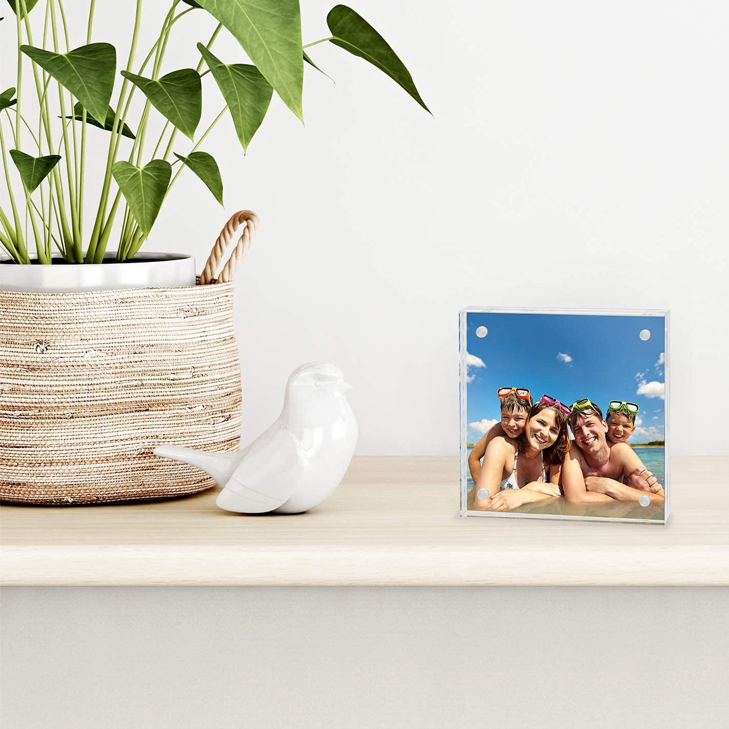Americanflat 4x4 Acrylic Frame, transparent and scratch-resistant quality, free-standing frame for tabletop