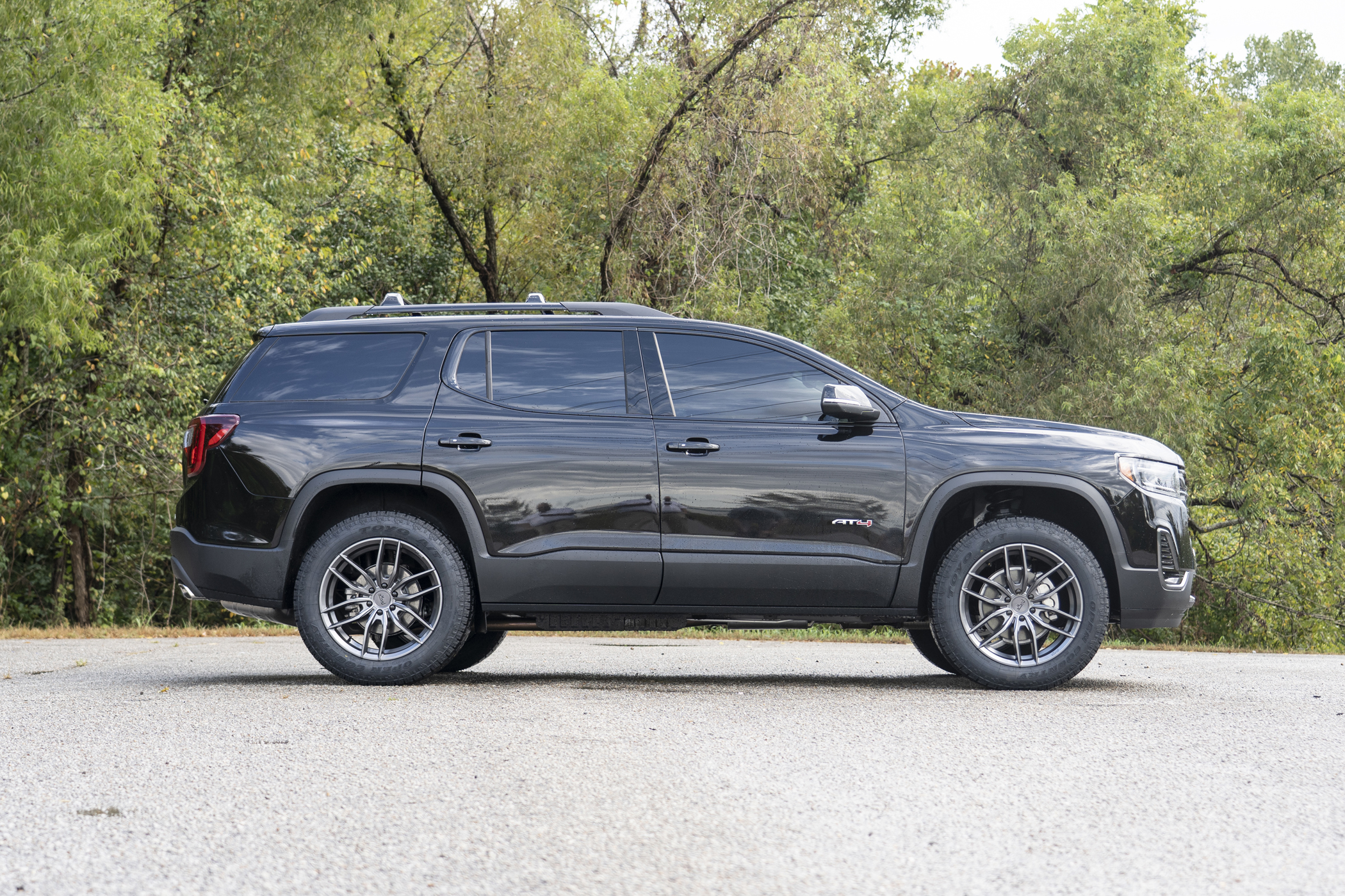 Rough Country 1.5" Lift Kit w/N3 Struts for 2017-2023 GMC Acadia - 110031A