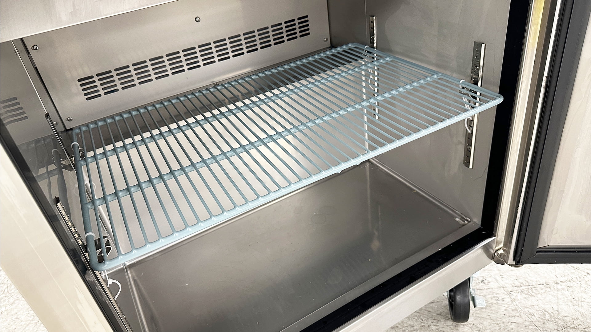 NSF 29'' W Commercial Refrigerator Sandwich&Salad Prep Table 7 Cu.Ft. Meg Top Counter Height Stainless Steel Cooler