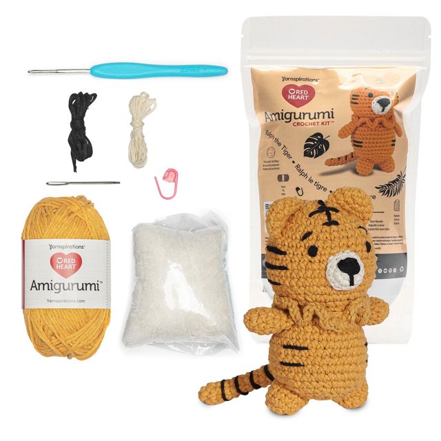 Red Heart™ AMIGURUMI Crochet Trousse de Collection au avec un Tigre au Crochet AMIGURUMI Complet à Rayures Jaune Moutarde et Noir, Incluant Fil Jaune Moutarde, Fil Noir et Crème, Crochet Bleu 2,5 mm, Aiguille en Fil, Marqueur de Point Rose, Rembourrage en polyester et Feuille de Motif dans un Emballage Refermable, Convient aux Projets Créatifs d'Artisanat et de Cadeaux.