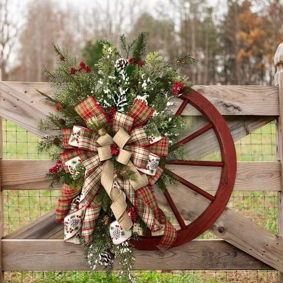 Couronne de Roue de Chariot Rouge avec Rubans Arbres de Pin Baies / Couronne Vintage de Ferme pour Porte d'Entrée / Décorations de Noël pour Fenêtre Extérieur / Couronne d'Hiver Jardin Maison Guirlande