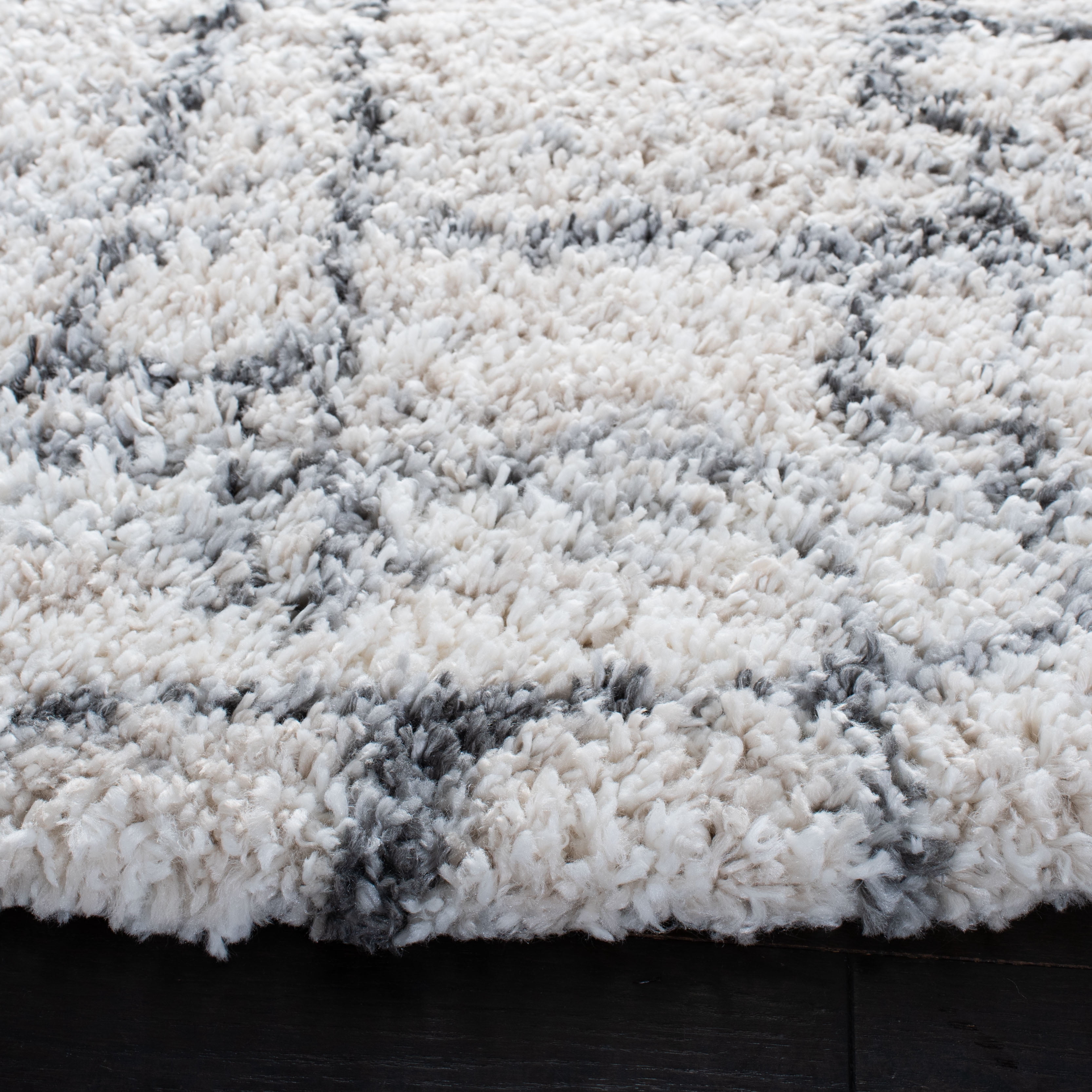SAFAVIEH Fontana Shag Daphne Block Plush Area Rug, Ivory/Grey, 3' x 3' Round