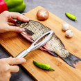 thumbnail image 4 of Báscula de pescado de acero inoxidable, raspador de escamas de pescado de 2 piezas, diseño profesional de dientes de pescado, más rápido y fácil de pelar escamas de pescado Rojo Verde, 4 of 5