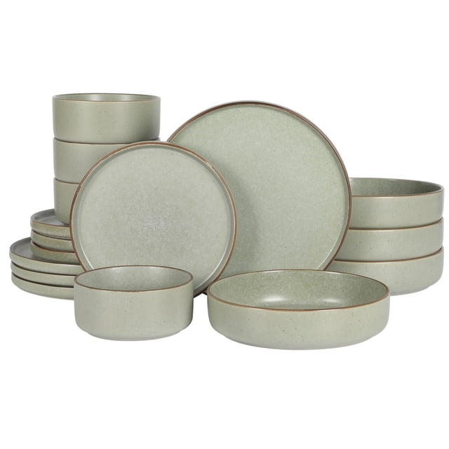 gibson elite gelston - juego de vajilla de cerámica mate reactiva de 16 piezas (servicio para 4) platos y tazones, color verde. Vista frontal con piezas apiladas: cuatro platos llanos de 26 cm, cuatro platos de postre de 21.5 cm, cuatro cuencos de 21.6 cm y cuatro cuencos para cereal de 22 oz; gres verde con esmalte reactivo mate que muestra variaciones tonales y borde exterior marrón, siluetas rectas y apilables para ahorro de espacio. Adecuado también para servir guisos o ensaladas.