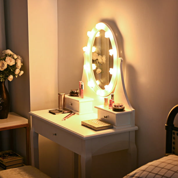 Grand Miroir Avec Ampoules Et Coiffeuse Dans Une Chambre Élégante