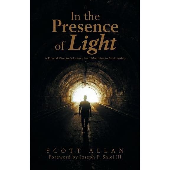 In the Presence of Light: A Funeral Director's Journey from Mourning to Mediumship, (Paperback)