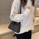 thumbnail image 5 of El bolso de hombro portátil con rombos de color sólido es adecuado para viajes diarios y para fiestas., 5 of 5