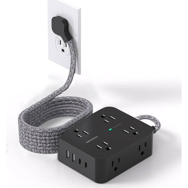 cable largo power strip hanycony de 3 m con 8 salidas y 4 puertos usb regleta negra en vista 3/4, 8 tomas CA ampliamente espaciadas, 2 puertos USB‑C y 2 USB‑A visibles, indicador LED verde, cable trenzado gris de 3 m con enchufe plano en ángulo; protector de sobretensiones, ideal para escritorio u oficina y a menudo usado para centralizar carga de varios dispositivos.