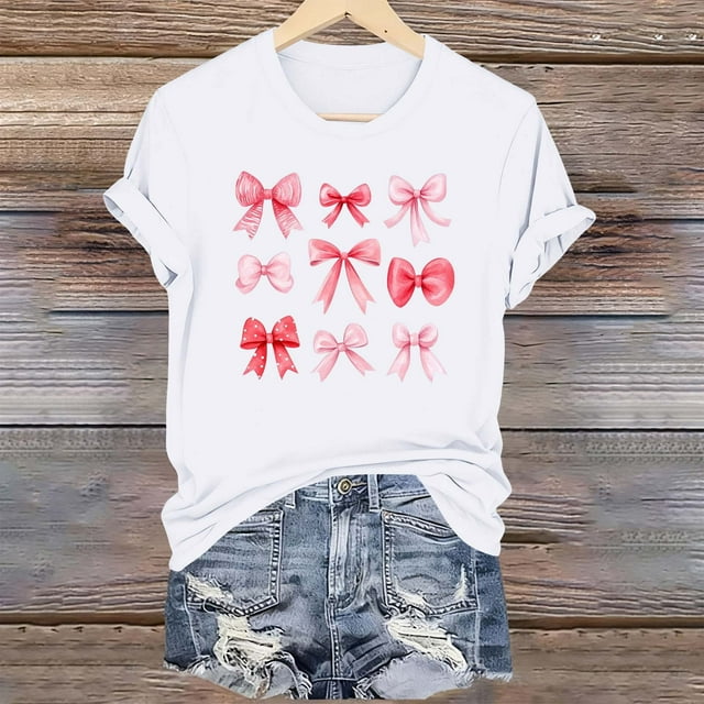 Nuoqisi T-Shirts Graphiques Mignons avec Nœud pour Femmes de la Saint-Valentin, T-Shirt Décontracté à Imprimé, Col Rond, T-Shirt d'Été à Manches Courtes, Hauts Tendance, T-Shirt Esthétique Chic, Hauts Tee Esthétiques, T-Shirt Rose avec Nœud, T-Shirt Girly