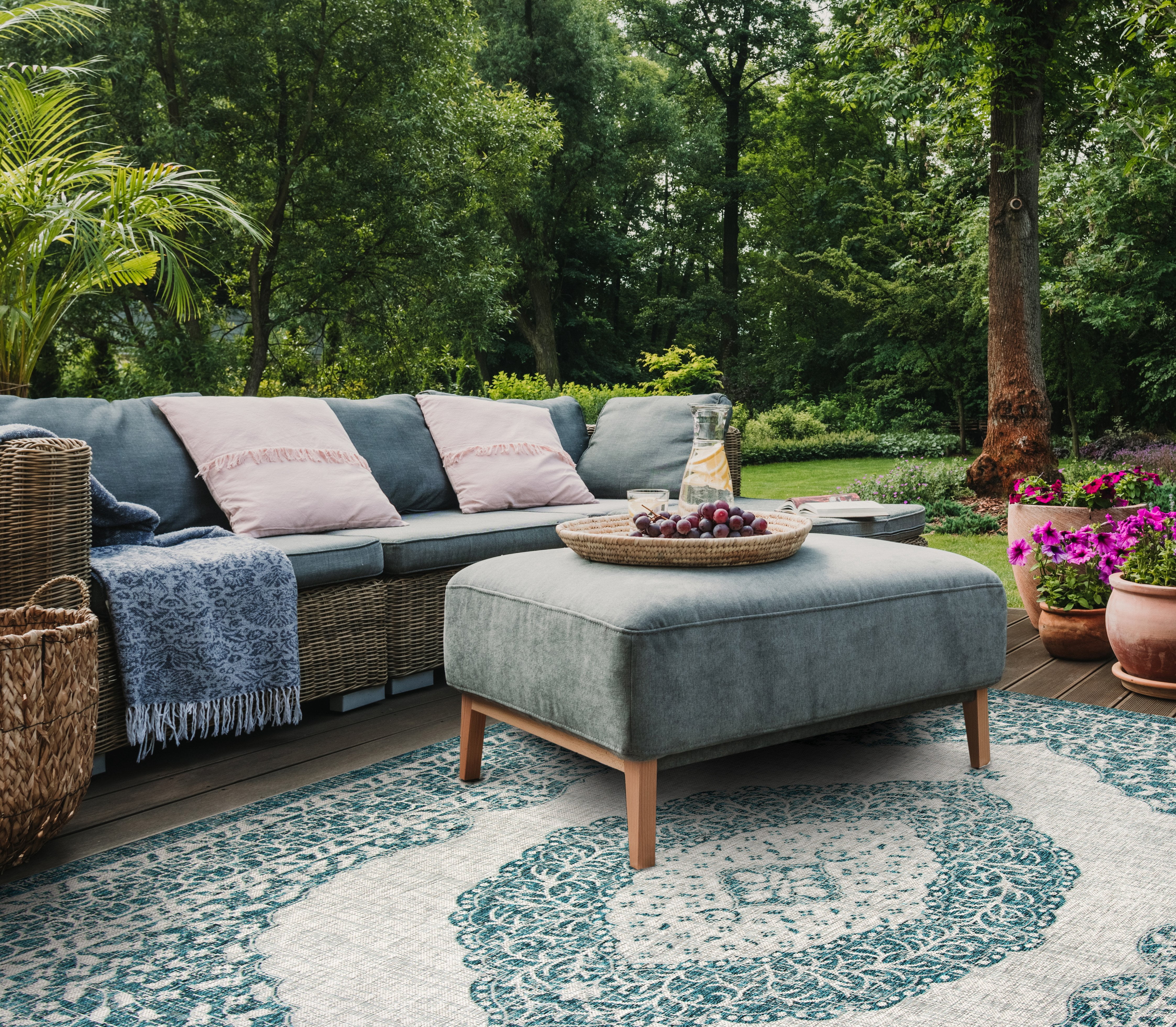 SAFAVIEH Courtyard Avi Traditional Indoor/Outdoor Area Rug, 5'3" x 7'7", Light Grey/Teal
