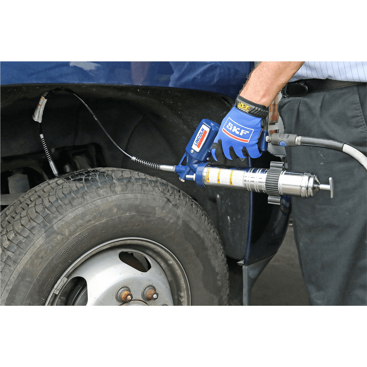 Lincoln 1162 Pneumatic Grease Gun with 30" High-pressure Hose and Coupler