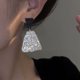 thumbnail image 2 of Pendientes de personalidad única de nicho con diseño geométrico en blanco y negro a juego con temperamento sencillo para mujer, 2 of 4