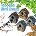 thumbnail image 1 of Xihbxyly Comedero de Madera para Pájaros, Diseño Colgante Impermeable, Bandeja Grande para Semillas, Fácil Mantenimiento, Material de Pino Natural, Decoración de Jardín Al Aire Libre, Perfecto para B, 1 of 3