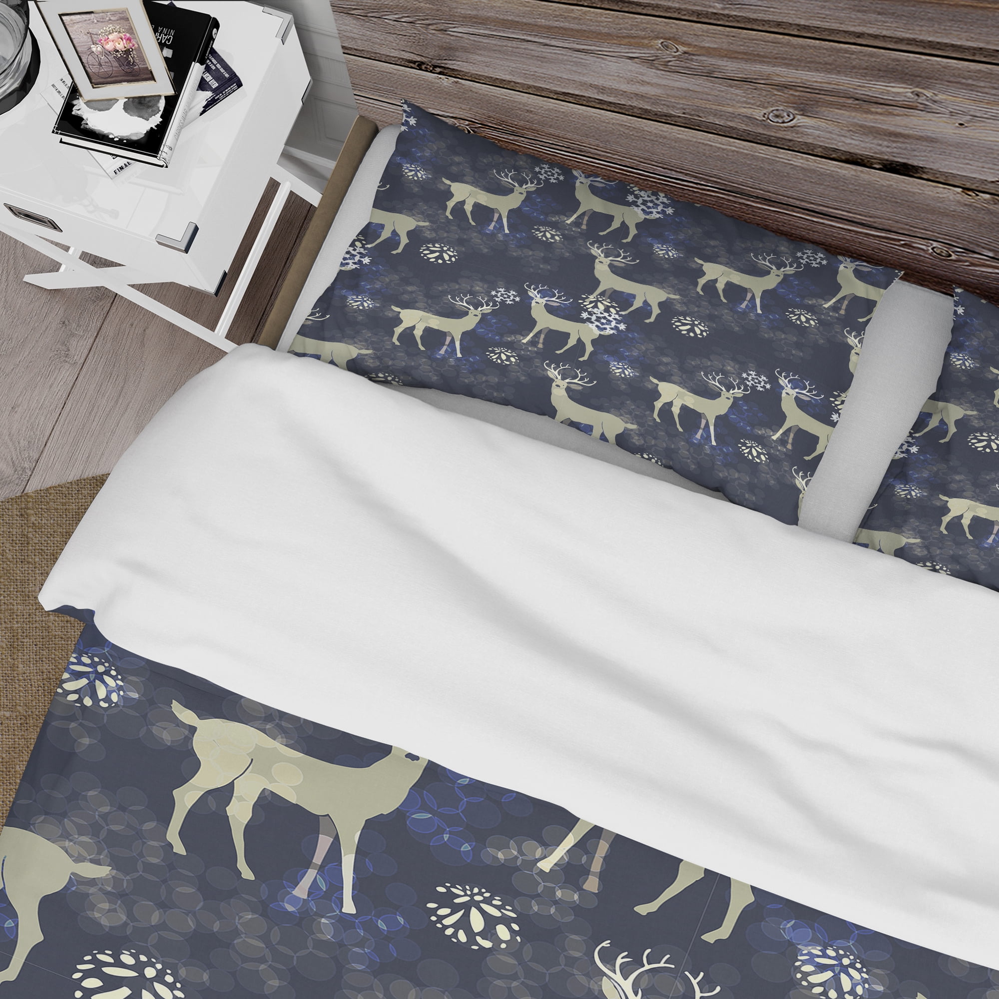 Designart 'Raindeer With Christmas Snowflakes' Animals Duvet Cover Set