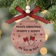 thumbnail image 1 of XUNRYAN Adorno de madera para árbol de Navidad, 3.7 pulgadas, Feliz Navidad, Mamá y Papá, nos vemos en 2025, Regalos para futuros padres, Decoración para el embarazo, 1 of 3