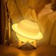 thumbnail image 2 of Luz nocturna LED Saturn Line 3D Moonlight de 16 colores, regulable, con soporte de madera y red para colgar, control remoto y táctil, 15 cm, recargable, 2 of 5