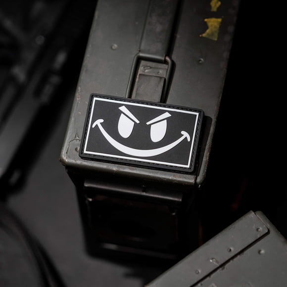 Le Patch Moral en Caoutchouc PVC avec Visage Souriant Phosphorescent Original par NEO Tactical Gear
