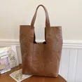 thumbnail image 4 of Bolso de hombro de mujer de moda plisado de PU de diseño creativo de ocio de venta caliente 2024 nuevo diseño de nicho bolso de mano de gran capacidad, 4 of 5