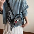 thumbnail image 4 of Bolso de mano con textura de alta calidad y tachuelas de diamantes para mujer, nuevo estilo 2025, bolso de mensajero versátil y moderno, bolso de hombro de nicho moderno., 4 of 5