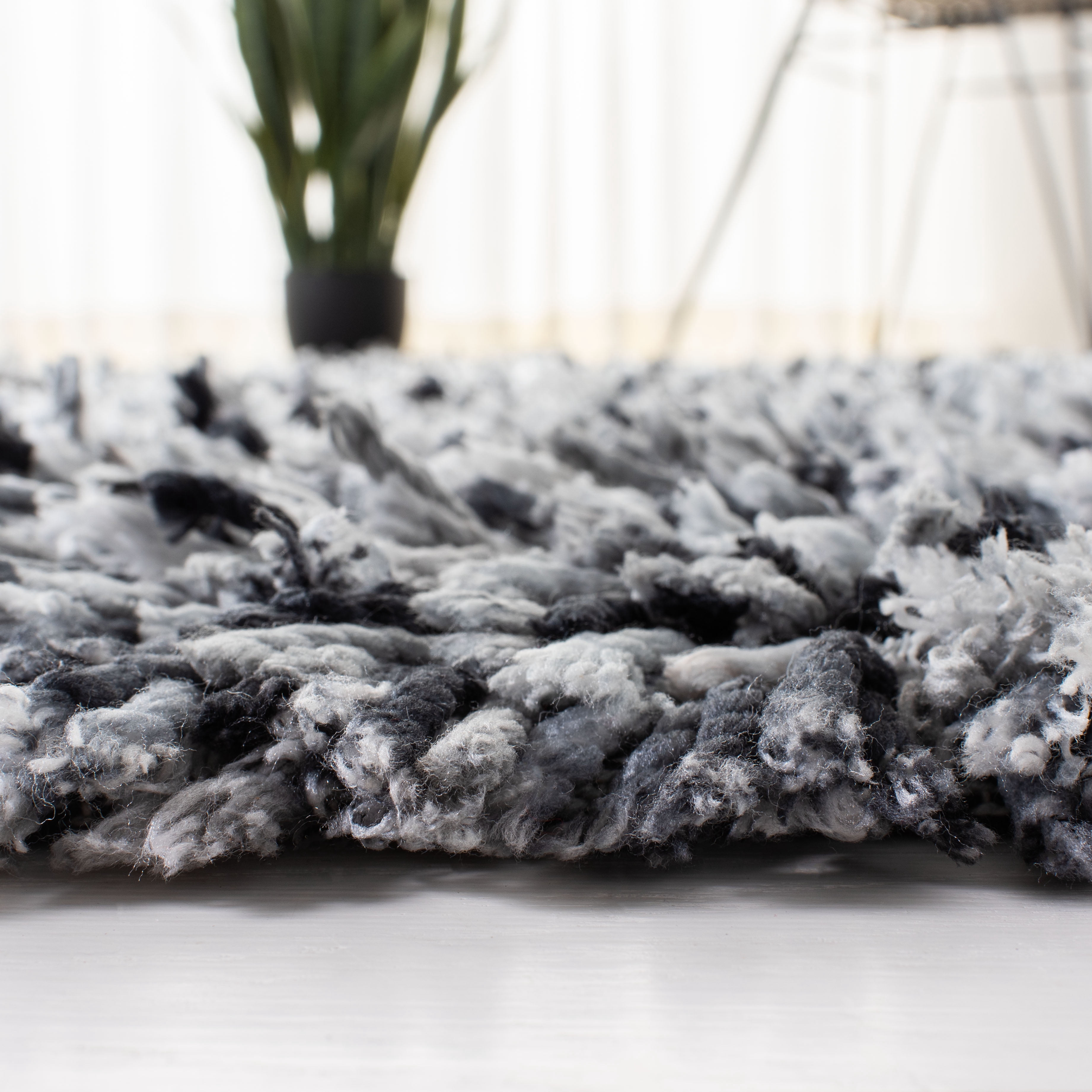 SAFAVIEH Rio Kynaston Solid Polyester Shag Area Rug, Black/Ivory, 2'6" x 4'