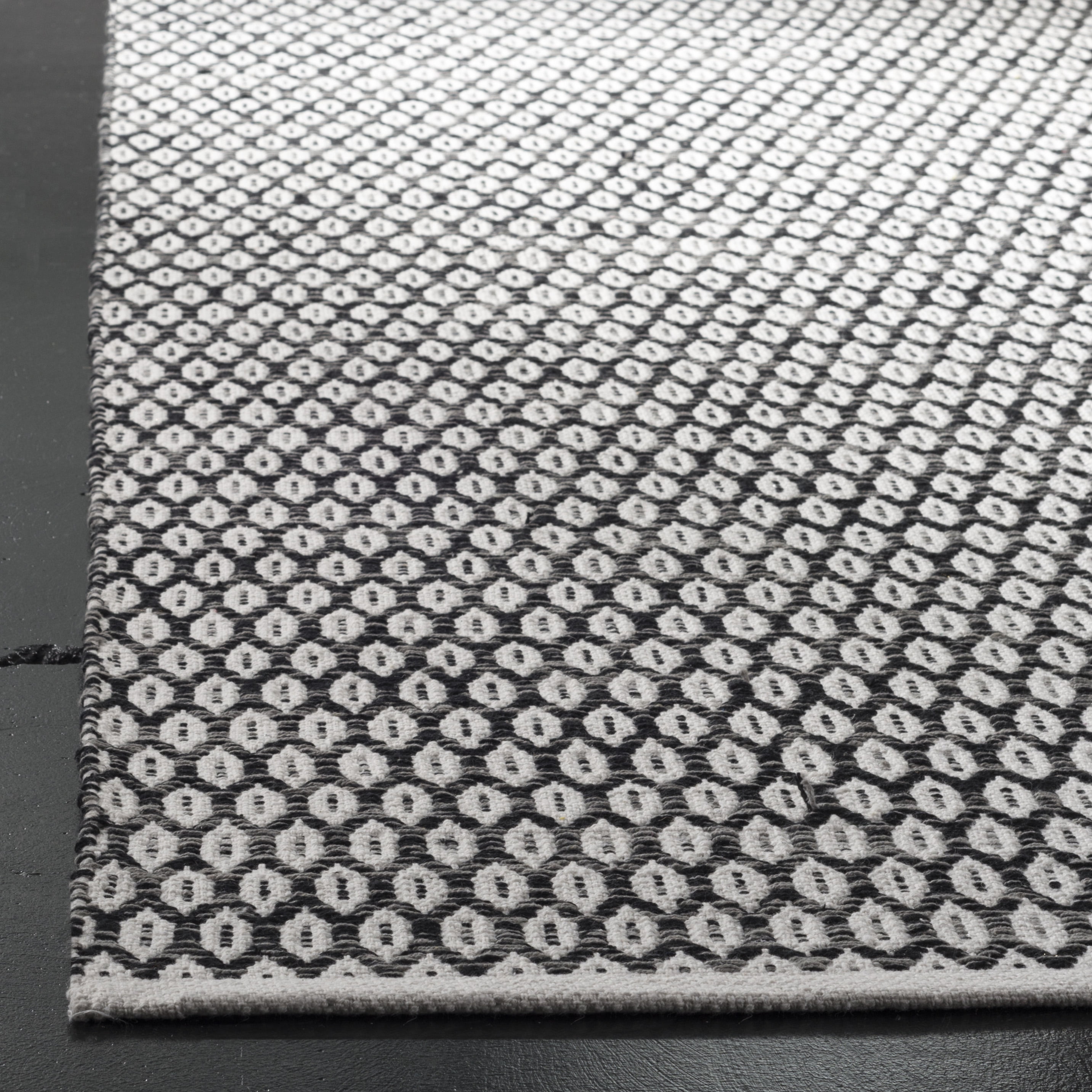 SAFAVIEH Montauk Crystal Geometric Cotton Area Rug, Black/Ivory, 8' x 10'