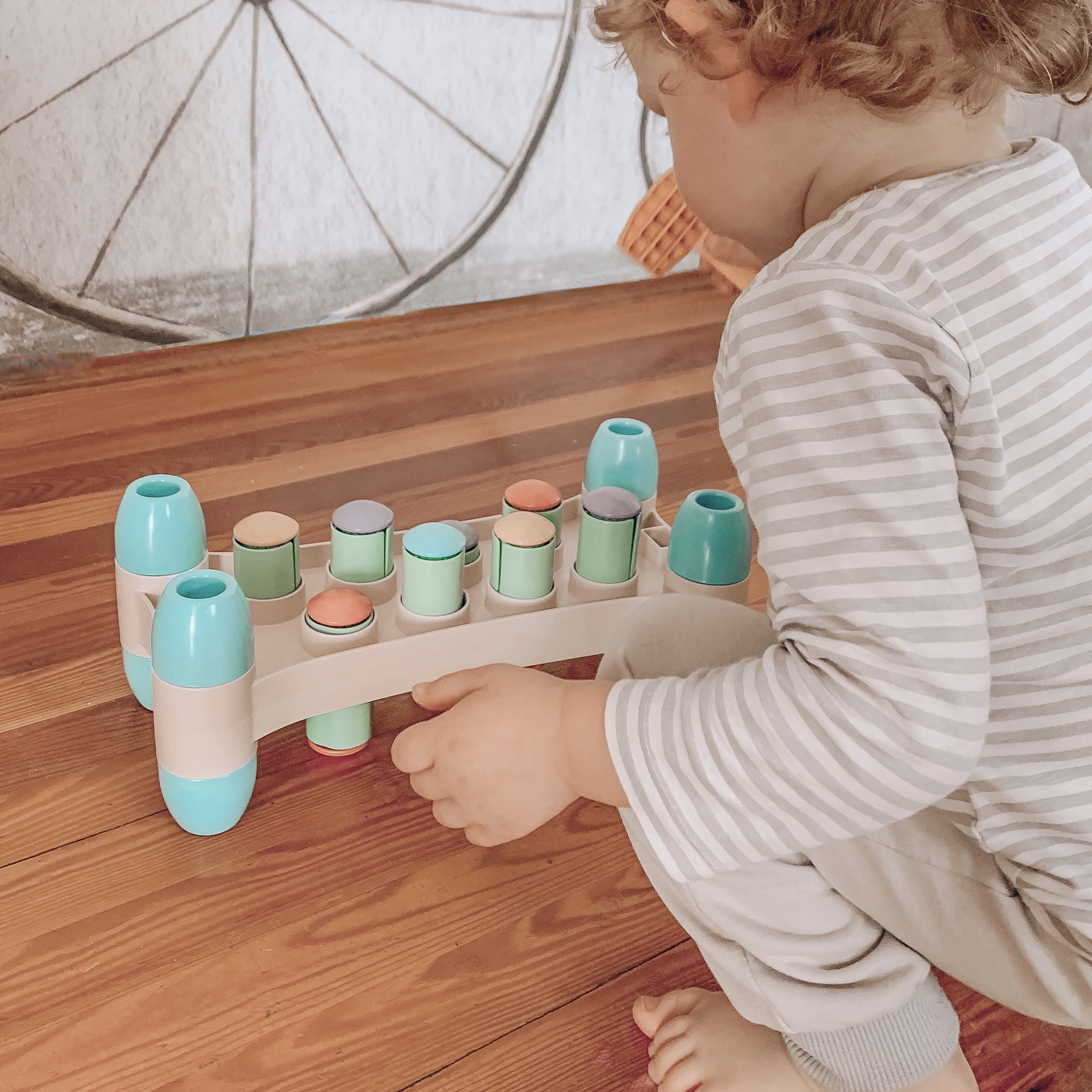 Quercetti: PlayEco+ Hammer Peggy - Classic Peg Pounding Bench Toy, Interactive & Colorful Board, Preschool Cause-Effect Play, Toddler & Kids 18mo+