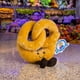 thumbnail image 3 of Pretzel de peluche 22 cm, 3 of 4