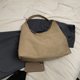 thumbnail image 4 of Bolso Hobo Slouchy mano Hugtrwg Ante Cierre Magnético Color Sólido, 4 of 9