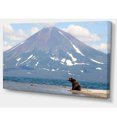 thumbnail image 2 of Grand Ours devant un Volcan - Art Mural sur Toile Paysage, 2 of 3
