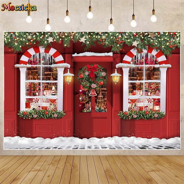 mocsicka fondos de casa roja de navidad para fotografía, corona de navidad al aire libre, nieve, retrato de fondo, accesorios de estudio fotográfico para niños y niñas Fondo fotográfico horizontal de vinilo con fachada de casa roja: vista frontal centrada de puerta y dos ventanas con marcos rojos; corona con lazo rojo en la puerta; guirnaldas verdes con esferas y luces impresas; bastones de caramelo y regalos visibles en las ventanas; nieve impresa en el umbral y sobre el suelo; textura lisa de vinilo según especificaciones; ideal para retratos infantiles en estudio y también suele usarse como fondo de escena navideña.