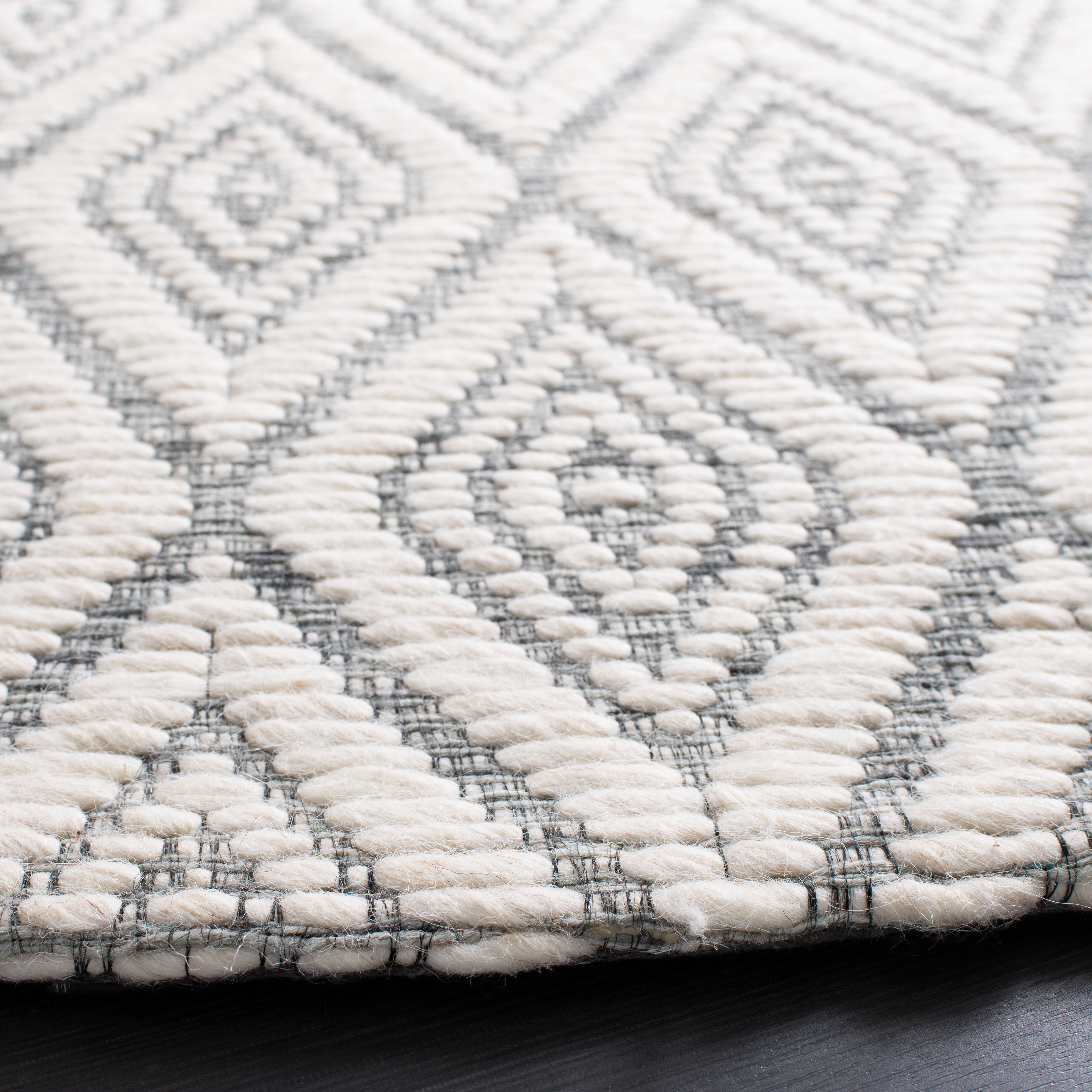 SAFAVIEH Marbella Winston Diamond Area Rug, Dark Grey/Ivory, 6' x 6' Round