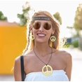 thumbnail image 4 of ZHAOCHENG Conjunto de 4 accesorios de los años 70 para mujer, disfraz de hippie, gafas de sol hippies, collar con símbolo de la paz, pendientes, diadema bohemia, trajes de los años 70 para carnaval, H, 4 of 5