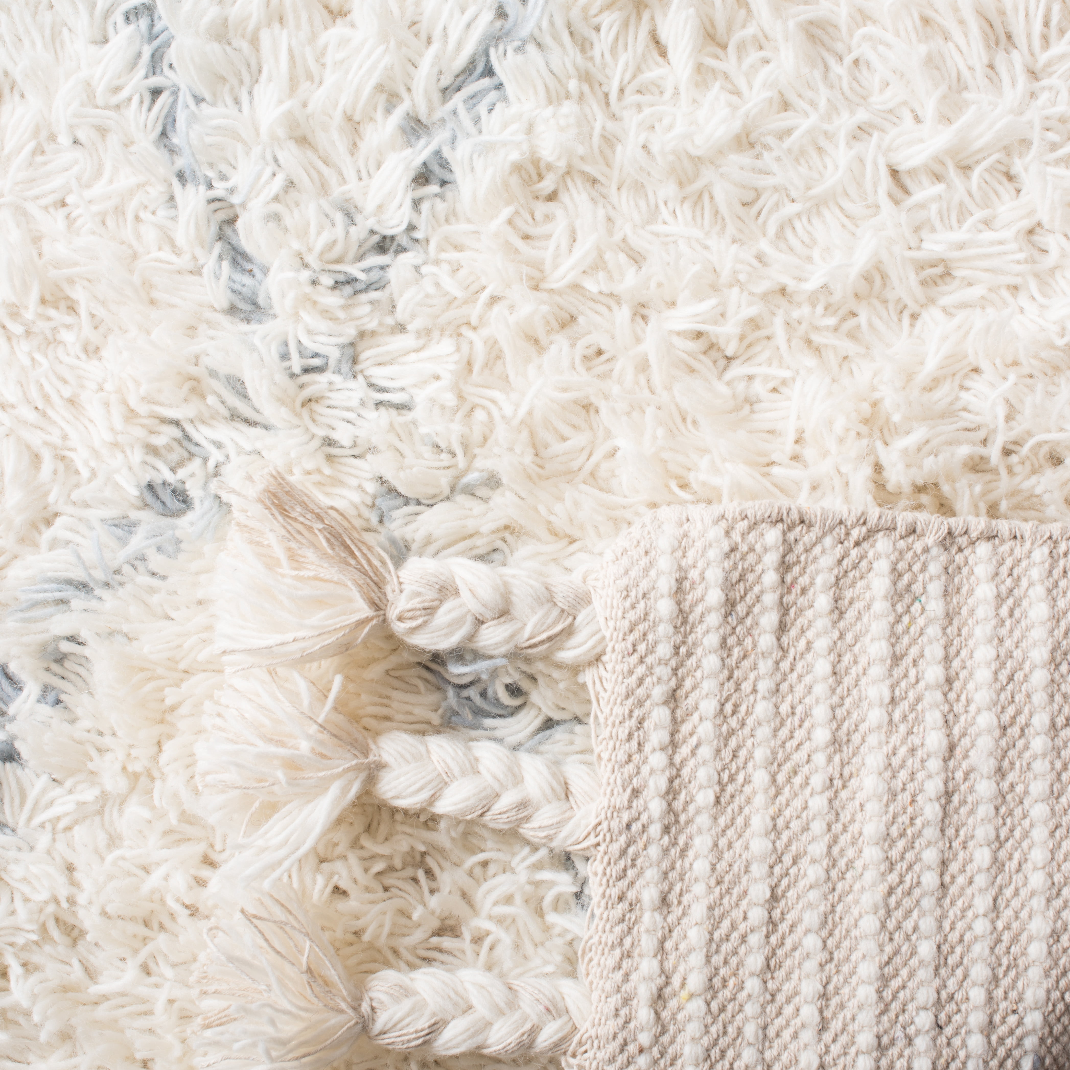 Safavieh  Handmade Casablanca Shag Taake 1.4-inch Thick Wool Rug Blue/Ivory 4' x 6' 4' x 6' Indoor, Handmade Rectangle