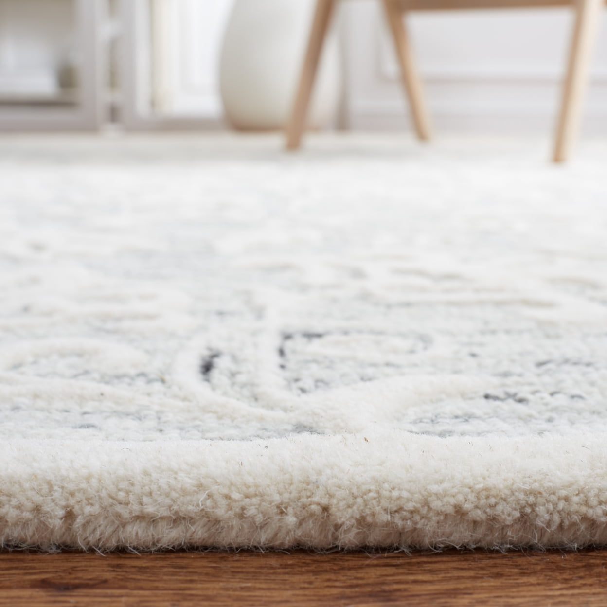 SAFAVIEH Metro Beaumont Southwestern Area Rug, Ivory/Grey, 4' x 6'