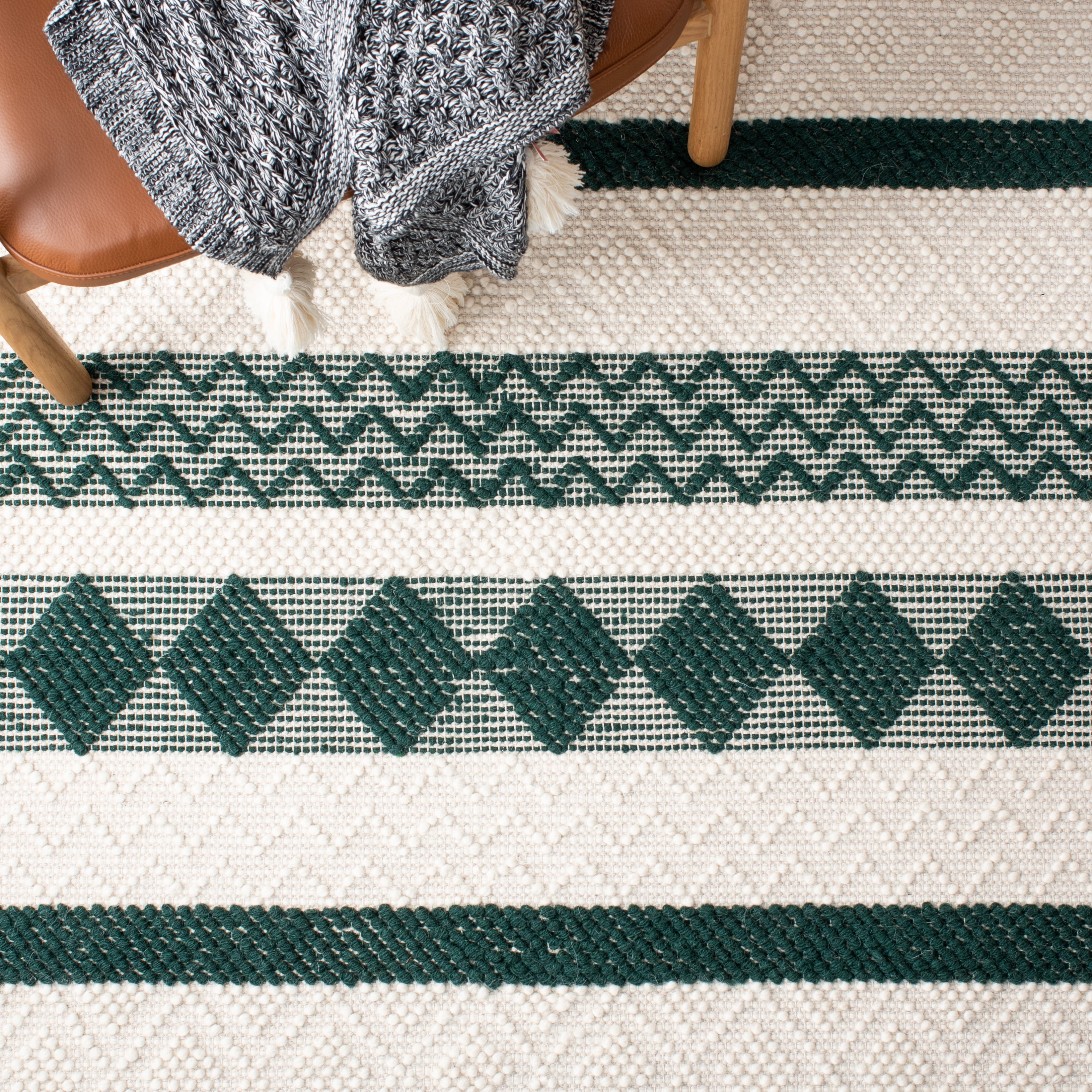 SAFAVIEH Natura Elvin Geometric Wool Area Rug, Ivory/Green, 6' x 6' Round
