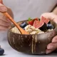 thumbnail image 4 of Cuencos de coco natural y juegos de cucharas de madera Cuencos de cáscara de coco reutilizables para postres, yogur, ensaladas de frutas, vajilla de cocina, 4 of 5