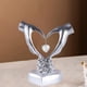 thumbnail image 3 of Escultura de de mano pareja decoración para hogar estatua de amor romántico moderno para decoración de escritorio de estantería de oficina BS8046 Macarena Estatua del gesto del corazón, 3 of 7