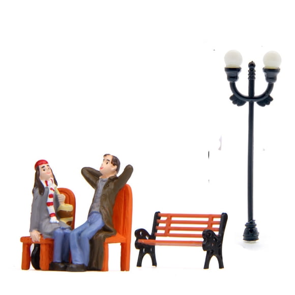 Escultura de jardín de resina para pareja sentada en un banco del parque con lámpara