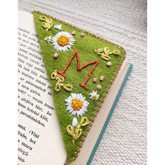 EVERDIJ Personalized Hand Embroidered Corner Bookmark, Hand Stitched Felt Corner Letter Bookmark, Felt Triangle Bookmark, Cute Flower Letter Embroidery Bookmarks for Book Lovers