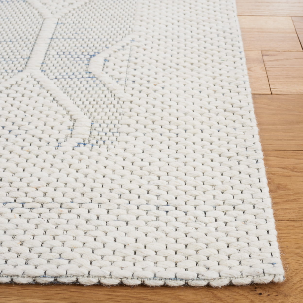 SAFAVIEH Marbella Sharalyn Bordered Area Rug, Ivory/Blue, 6' x 6' Square
