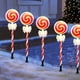 thumbnail image 5 of Juego de 5 luces solares navideñas para exteriores, 8 modos de iluminación LED con forma de bastón de caramelo, impermeables, para patio, jardín, césped y decoración navideña., 5 of 9