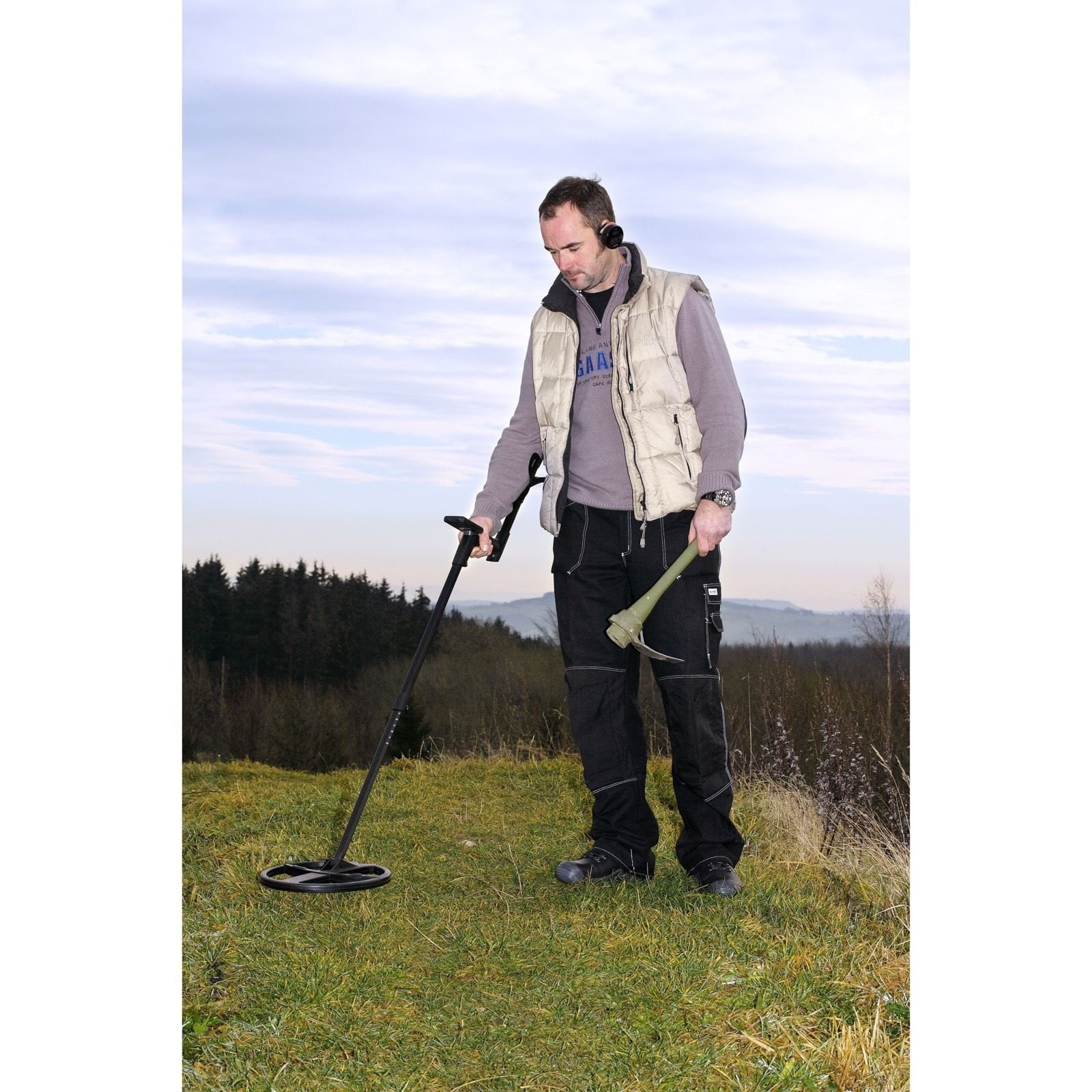 XP Deus Metal Detector Gold & Relic, Hard Case, Backphones and 2 Search Coils