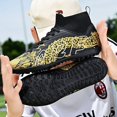 thumbnail image 4 of Zapatos de fútbol profesionales para hombres y mujeres, botas de entrenamiento de tobillo con picos largos, entrenamiento de hierba interior, partido ultraligero, venta al por mayor, 4 of 5