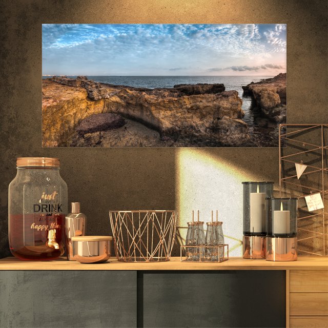 Côte Rocheuse Rugueuse sous un Ciel Bleu - Toile de Plage Surdimensionnée