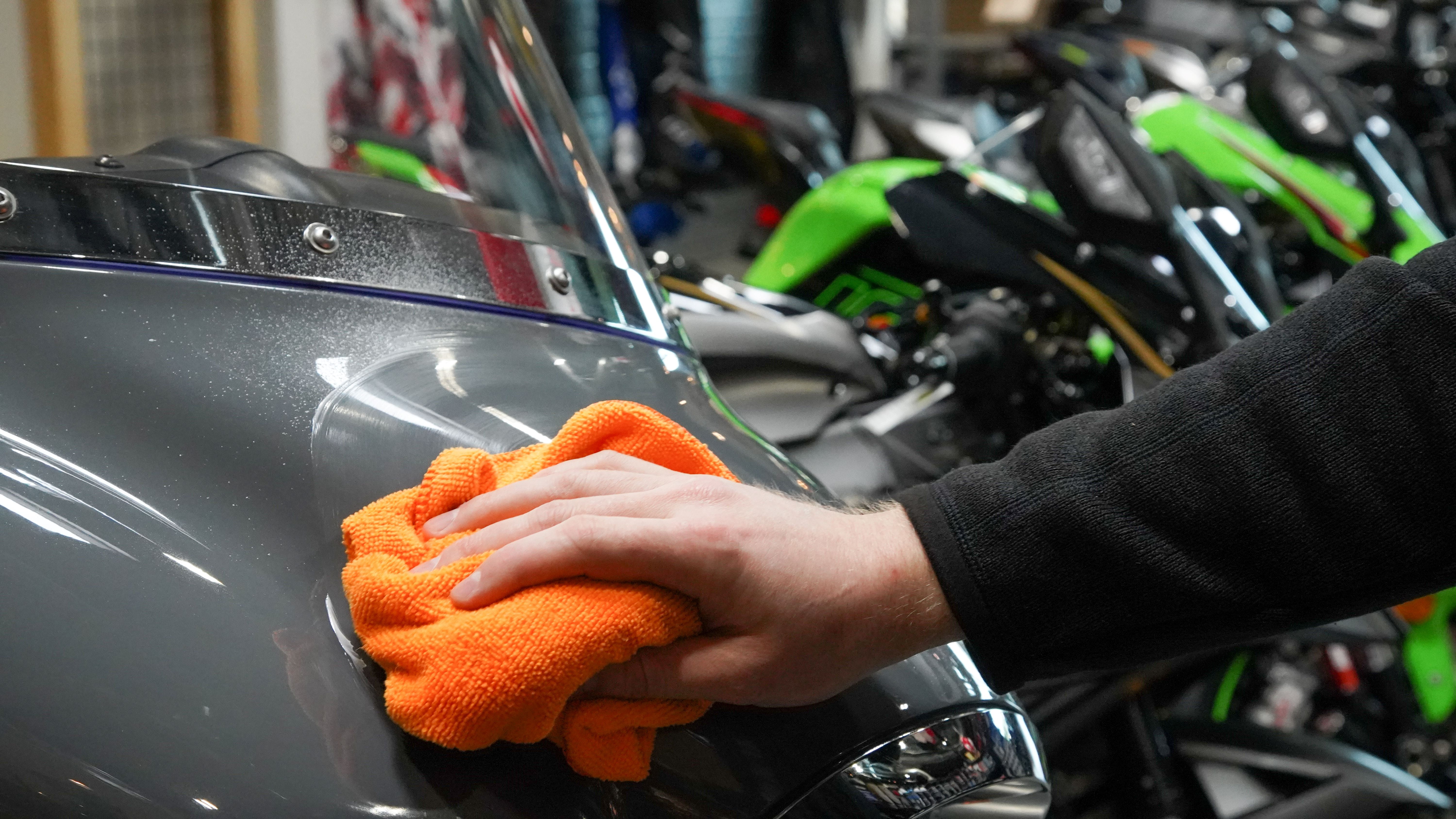 DuPont Showroom Detailing Polish with Non-Stick Ceramic Technology 12oz, Mfg. Part Nbr DSD120101
