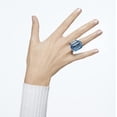 thumbnail image 3 of Anillo Swarovski Lucent Cocktail de cristal azul tamaño 8, 3 of 4