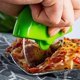 thumbnail image 4 of Paquete de 2 Ruedas y Rebanadoras para Cortar Pizza Rojo Verde, 4 of 5
