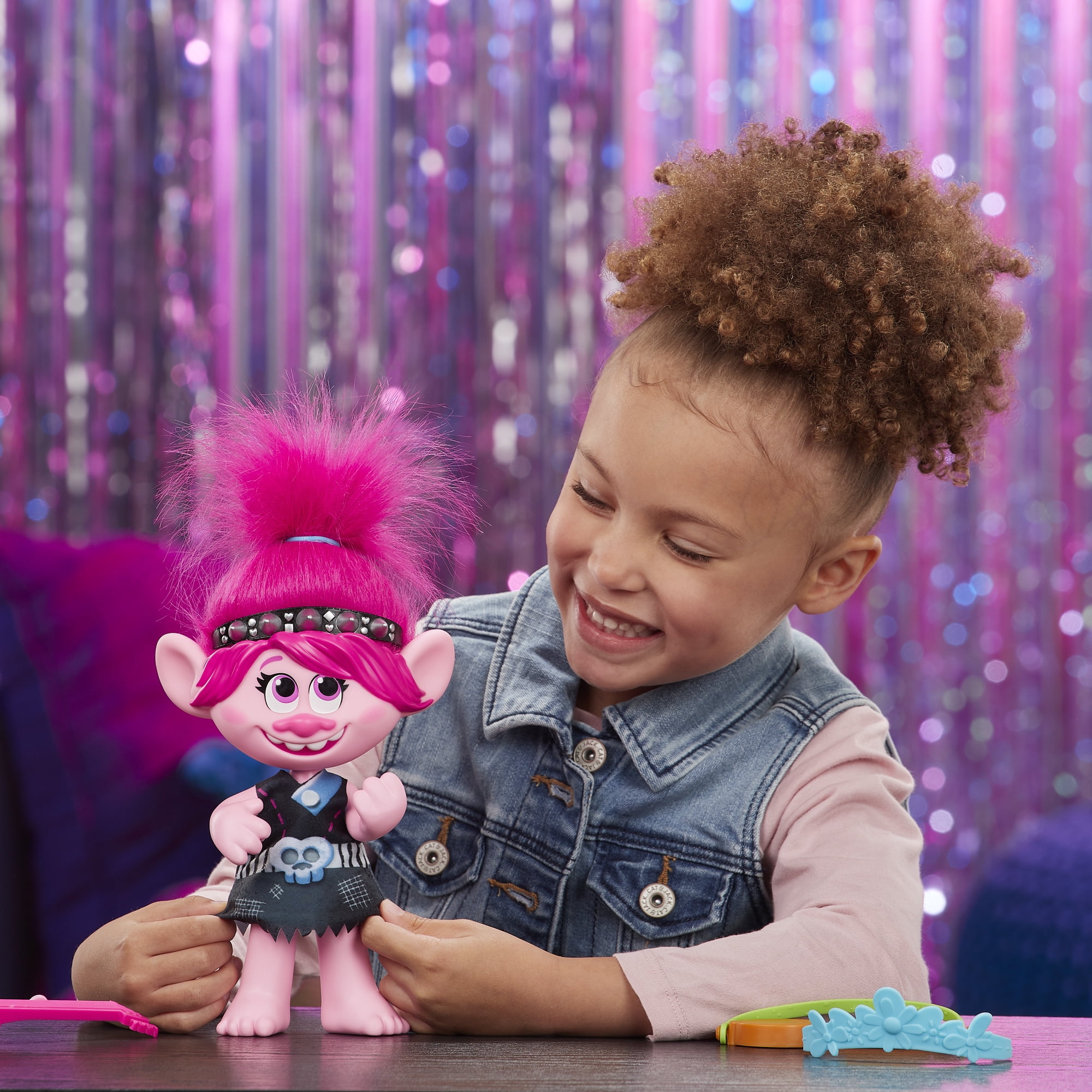 cooper from trolls-trolls action figures-trolls plastic figures set TROLLS Kids box Gummy candies and 3D toys inside 12 different figures of Trolls in collection one figure in blind surprise bag